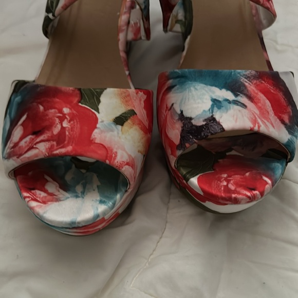 Floral-print wedge sandals - Picture 4 of 9